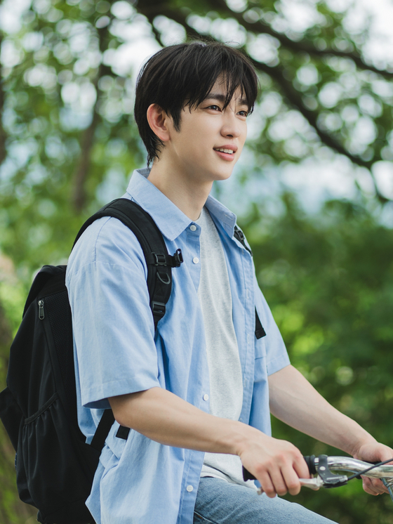 imbcenews's tweet photo. [TV톡] 박진영, '샤이닝' 첫방 앞두고 '남친 비주얼' 1위 겹경사
#샤이닝 #SHINING_WT #갓세븐 #GOT7 #진영 #PARKJINYOUNG 
#남친비주얼 #1위 #샤이닝 #첫방 #TV톡 #셀럽챔프 #벚꽃구경 #iMBC연예

박진영은 iMBC연예와 참여형 셀럽 팬덤 앱 '셀럽챔프(CELEB CHAMP)'가 함께 진행한 2월 정기 투표 '다가오는 봄! 함께 벚꽃구경 하고 싶은 스타'에서 당당히 1위를 차지했다.

박진영이 올해 예고한 활동에 대한 기대감이 이번 투표에 그대로 반영된 것으로 보인다. 지난해 드라마 '마녀'와 '미지의 서울', 영화 '하이파이브' 등 쉴틈없는 스케줄로 팬들과 만난 박진영은 올해 상반기엔 '샤이닝'으로, 

하반기엔 '100일의 거짓말'로 상반된 매력을 보여줄 예정. 상반기엔 안방극장에 아련한 설렘을, 하반기엔 미스터리하고 짜릿한 경험을 선사할 계획이다.

🔗https://t.co/vpg9TZmHK8