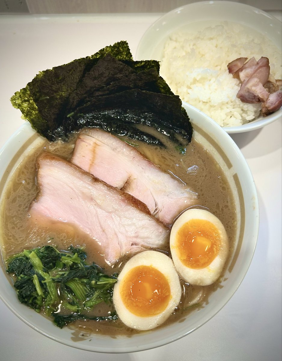 lelouch_death_0's tweet photo. わいず一門 池袋ラーメン梟
のり玉ラーメン1250円
ライス180円
2026年2月27日オープン
神田ラーメンわいずプロデュース
鶏豚の濃厚な旨味にキレのある醤油感、昆布の旨味が効き上品な味わい
三河屋製麺のモチモチツルプリ食感の中太麺、スモーキーで肉感の良いチャーシュー��うまい https://t.co/8usxHEcHBS