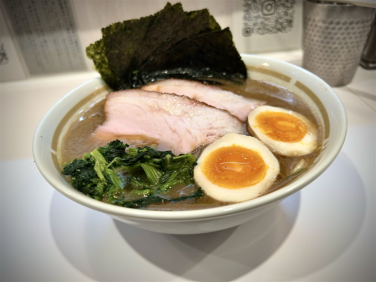 lelouch_death_0's tweet photo. わいず一門 池袋ラーメン梟
のり玉ラーメン1250円
ライス180円
2026年2月27日オープン
神田ラーメンわいずプロデュース
鶏豚の濃厚な旨味にキレのある醤油感、昆布の旨味が効き上品な味わい
三河屋製麺のモチモチツルプリ食感の中太麺、スモーキーで肉感の良いチャーシュー��うまい https://t.co/8usxHEcHBS