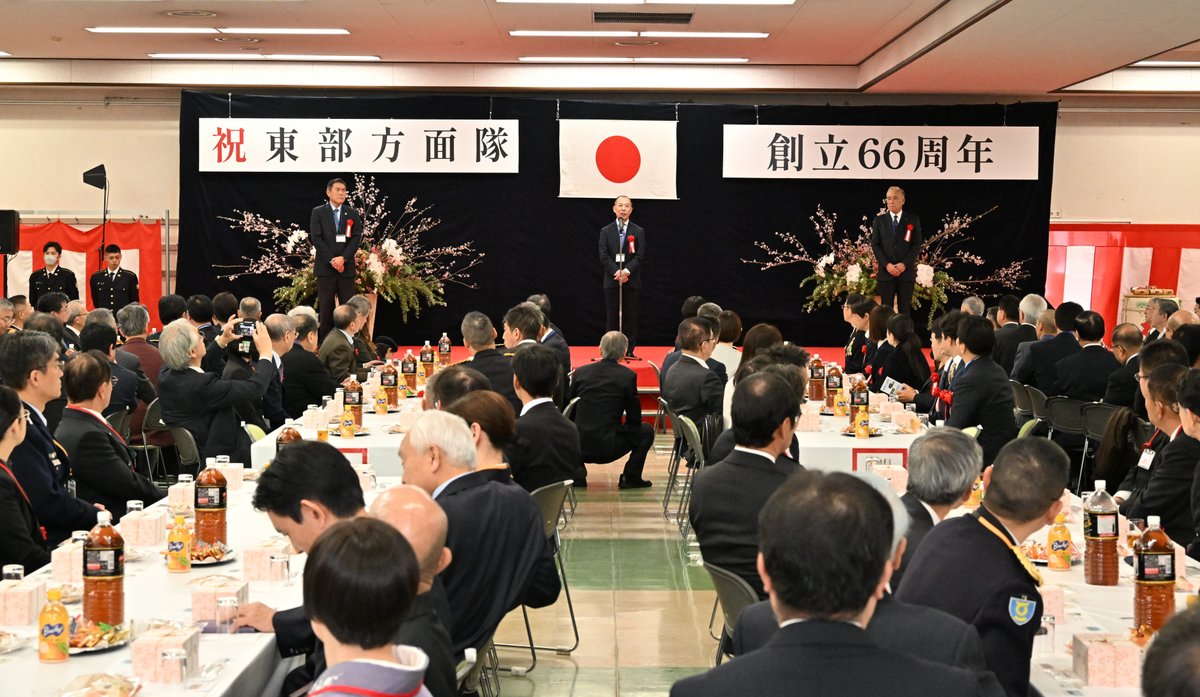 JGSDF_EA_PR's tweet photo. 東部方面隊は、令和８年２月２２日（日）方面隊創立６６周年記念行事として感謝状贈呈式及び祝賀会食を実施しました。
感謝状贈呈式では日頃からの東部方面隊の活動への多大なる貢献に対し感謝状を贈呈し謝意を伝えました。
祝賀会食では、協力団体・企業を含む６９２名の参加を得て、東部方面総監から皆様の日頃の東部方面隊へのご協力に対し感謝の意を表するとともに、衆議院議員穂坂泰様から来賓挨拶を頂戴し、盛会のうちに終了しました。
東部方面隊は、これからも地域の皆様の信頼に応えつつ、何時如何なる事態に対しても即応・対処していく所存です。
#東部方面隊 #朝霞駐屯地 #感謝 #東部方面隊６６周年記念