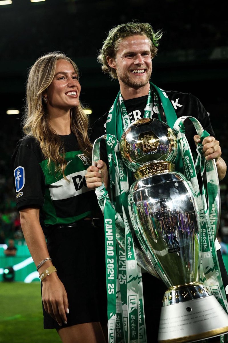 Congratulations to Mr. and Mrs. Hjulmand, who have welcomed their first born today!

Congratulations, Captain💚