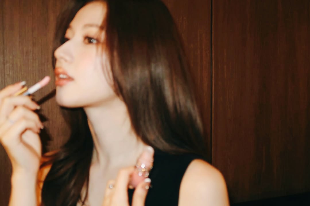 asaeonamii's tweet photo. Glossy  pink,  soft  stare,  have 
I  caught  your  attention,  𝘀𝗶𝗿? https://t.co/RSPLumjRLe