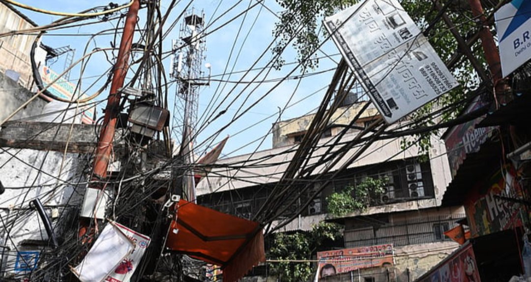 Mcplgtech's tweet image. Kinda reminds me of power poles in Delhi India.