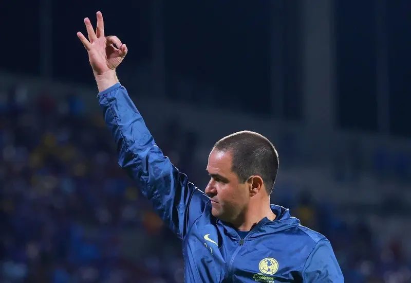 JARIDINE O BARBARIE, cabrones.

la caída de jardine le abriría la puerta a los personajes más oscuros del pasado. Muchos creen que correrlo sería la solución, cuando sin él daríamos un retroceso de 10 años. Solo él puede limpiar la basura.

a muerte con el DT Tricampeón.