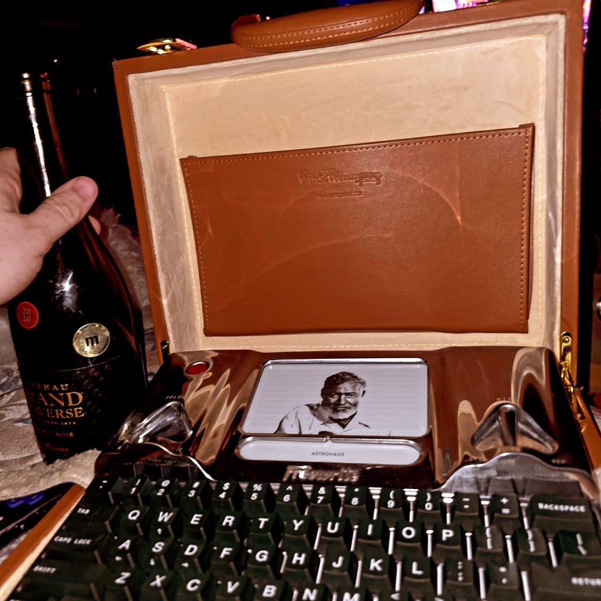 getfreewrite's tweet image. What a pair! 🍷 👏  #freewritefam #hemingwrite #writeon 📸: Doctor Satanis