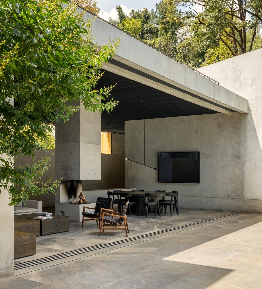 DesignedHomes's tweet photo. glass walls between forest pines, a central void preserving ancient oaks, rainwater guided downhill to a stream. House in Avándaro, Valle de Bravo by Ignacio Urquiza + Ana Paula de Alba. 📷 Rafael Gamo https://t.co/WICgzZR5Xp