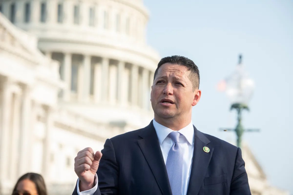 Politics & Poll Tracker 📡 tweet media