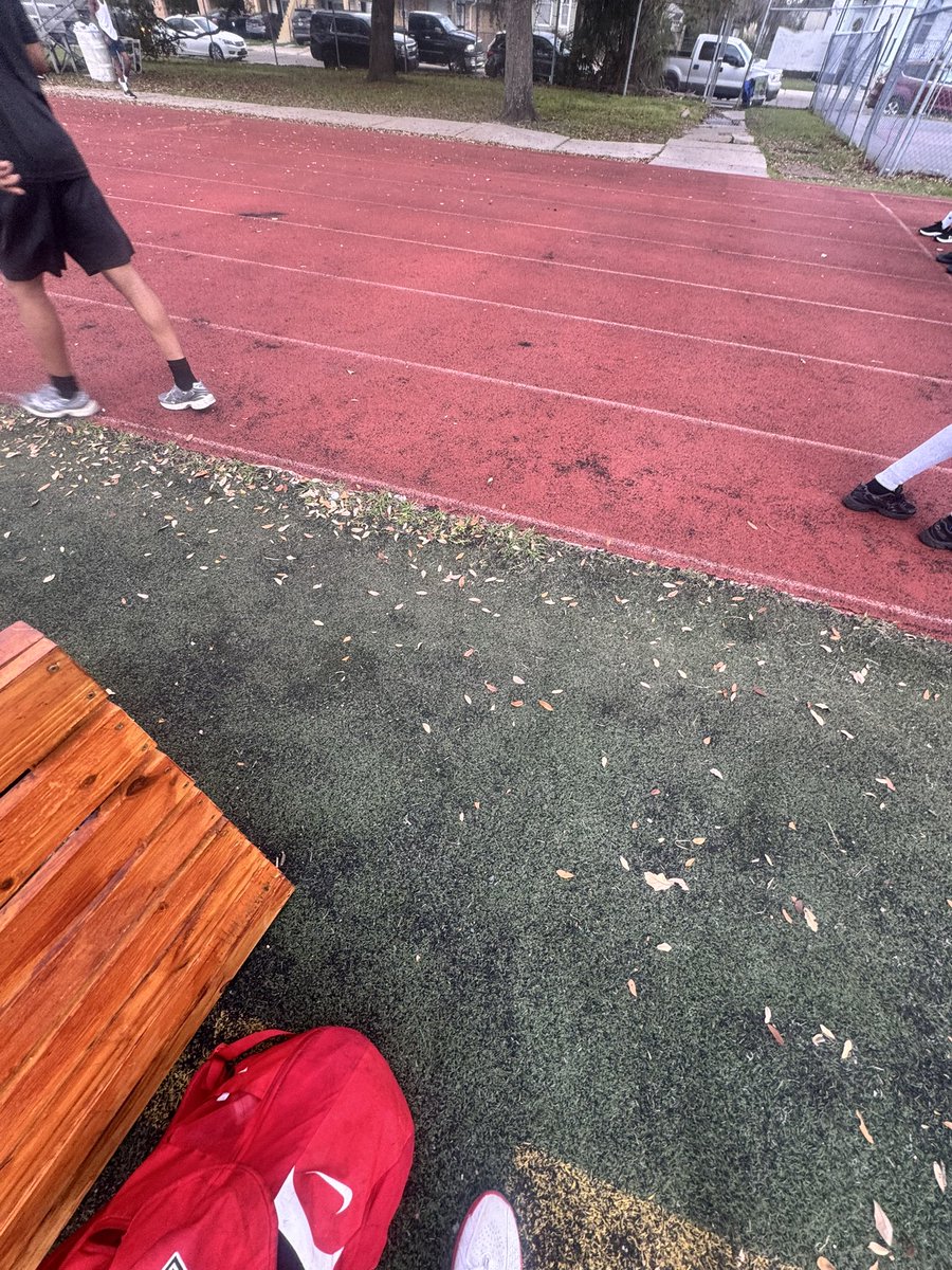 VeniblePierre's tweet photo. Lost second round playoffs yesterday,and here i am at track @Uorangemen2 @CoachT_Phillips @HokiesTFXC @LyonCollegeXCTF @MyTUAthletics @KevinMoses38 @Lion_Track https://t.co/4Dti761Nie