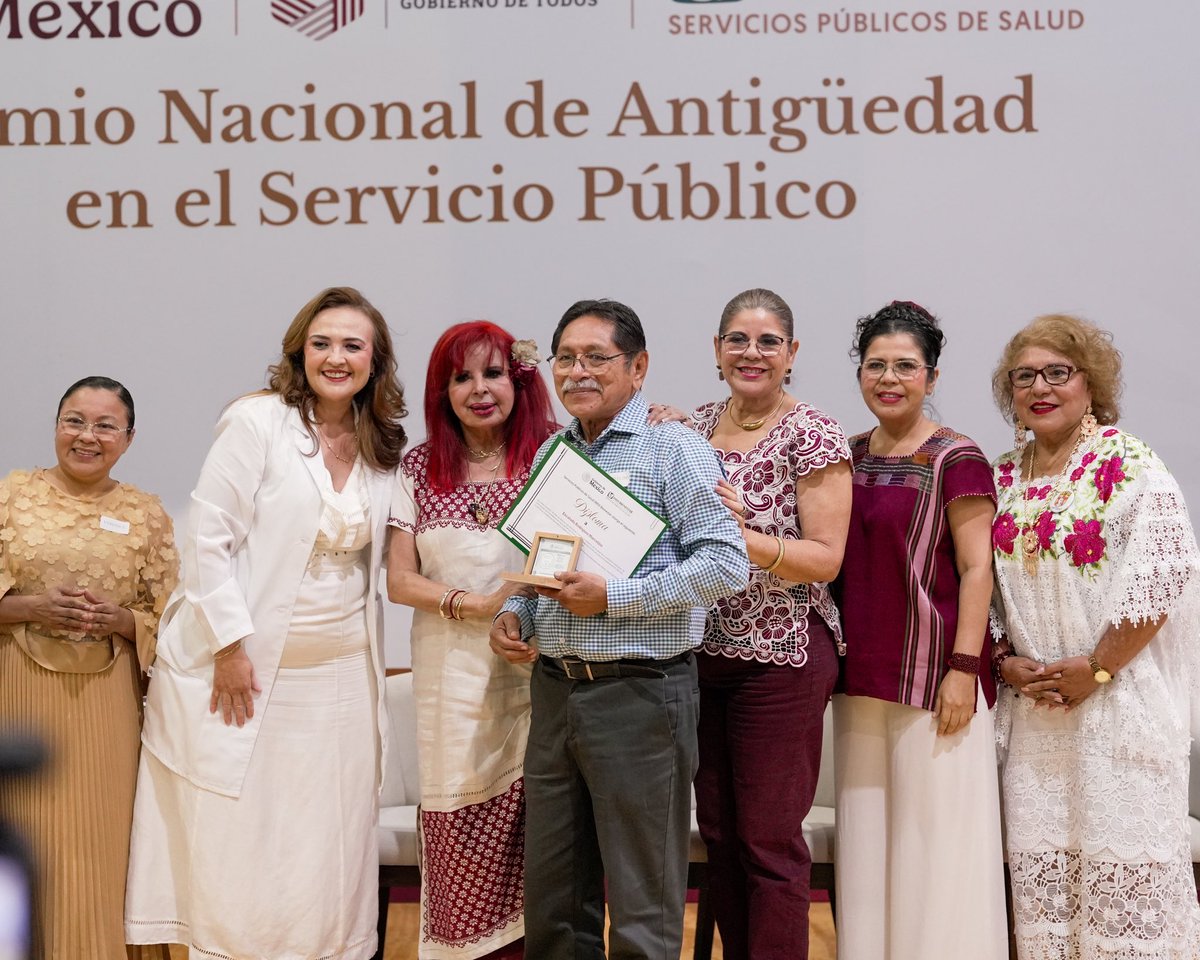 IMSSBCampeche's tweet photo. En #Campeche, #IMSSBienestar entregó el Premio Nacional de Antigüedad en el Servicio Público a 308 trabajadoras y trabajadores que han dedicado su vida al cuidado de la salud de las familias. La ceremonia fue encabezada por la gobernadora, Lic. Layda Sansores San Román. https://t.co/sgK0SkePP2