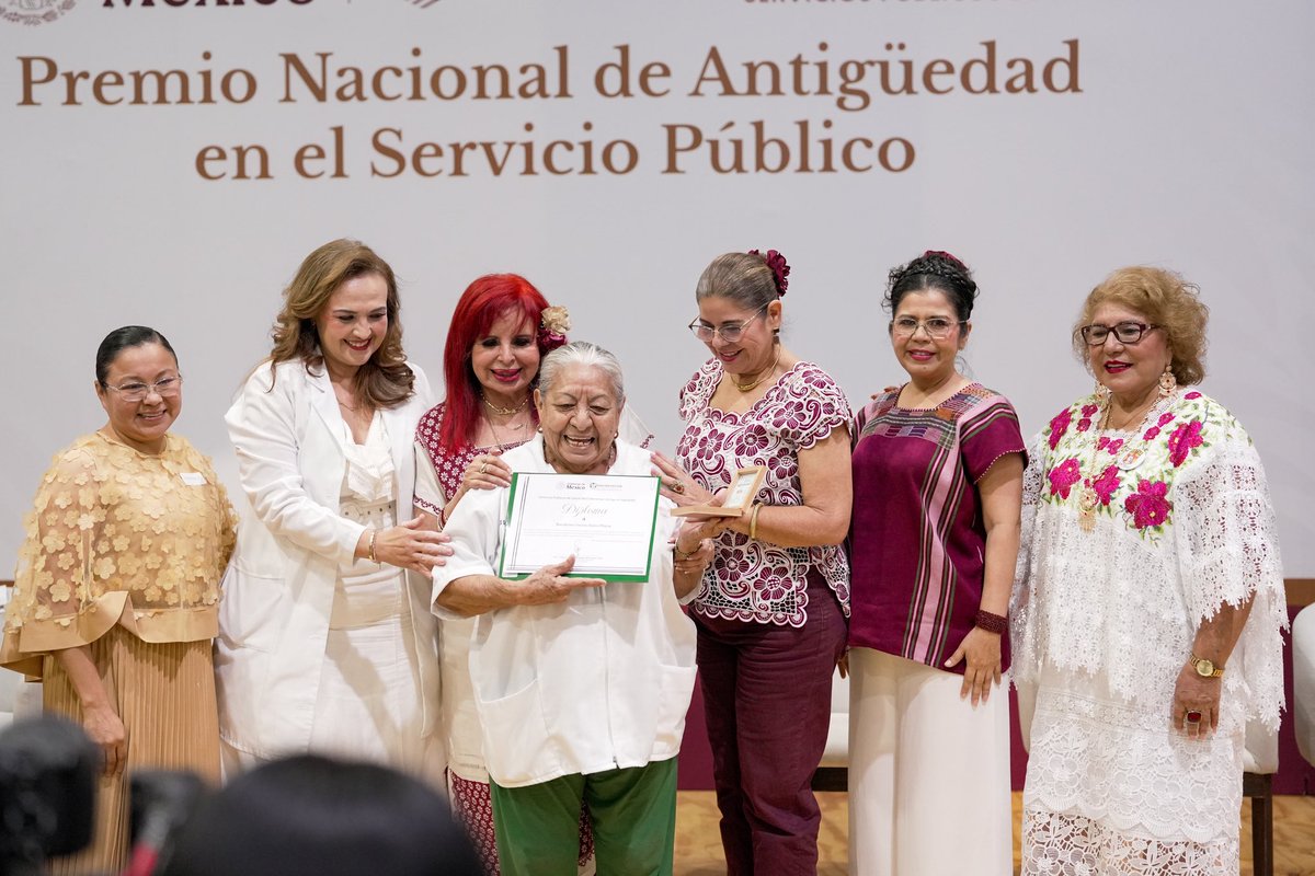 IMSSBCampeche's tweet photo. En #Campeche, #IMSSBienestar entregó el Premio Nacional de Antigüedad en el Servicio Público a 308 trabajadoras y trabajadores que han dedicado su vida al cuidado de la salud de las familias. La ceremonia fue encabezada por la gobernadora, Lic. Layda Sansores San Román. https://t.co/sgK0SkePP2