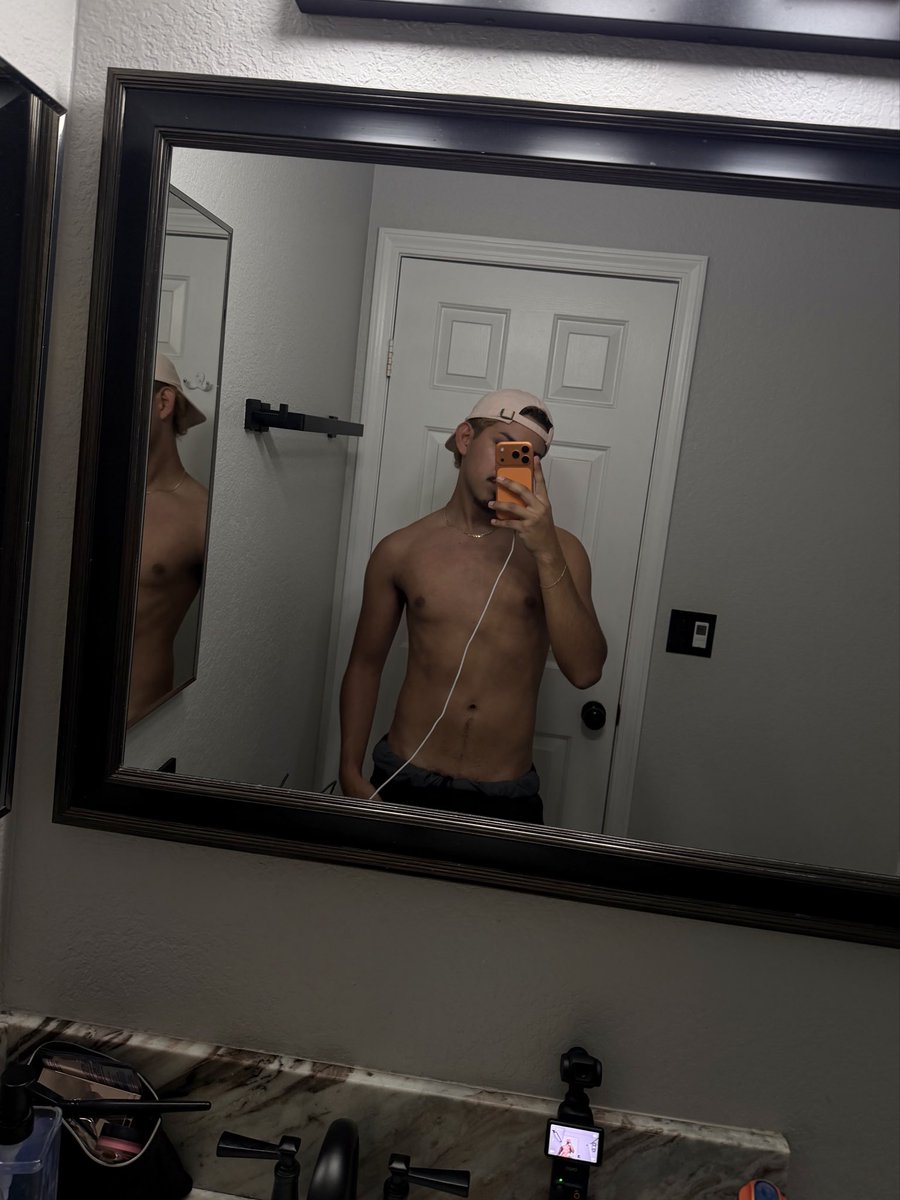 Leduarzelaz's tweet photo. do you like my tan ? https://t.co/cv04PpakBp
