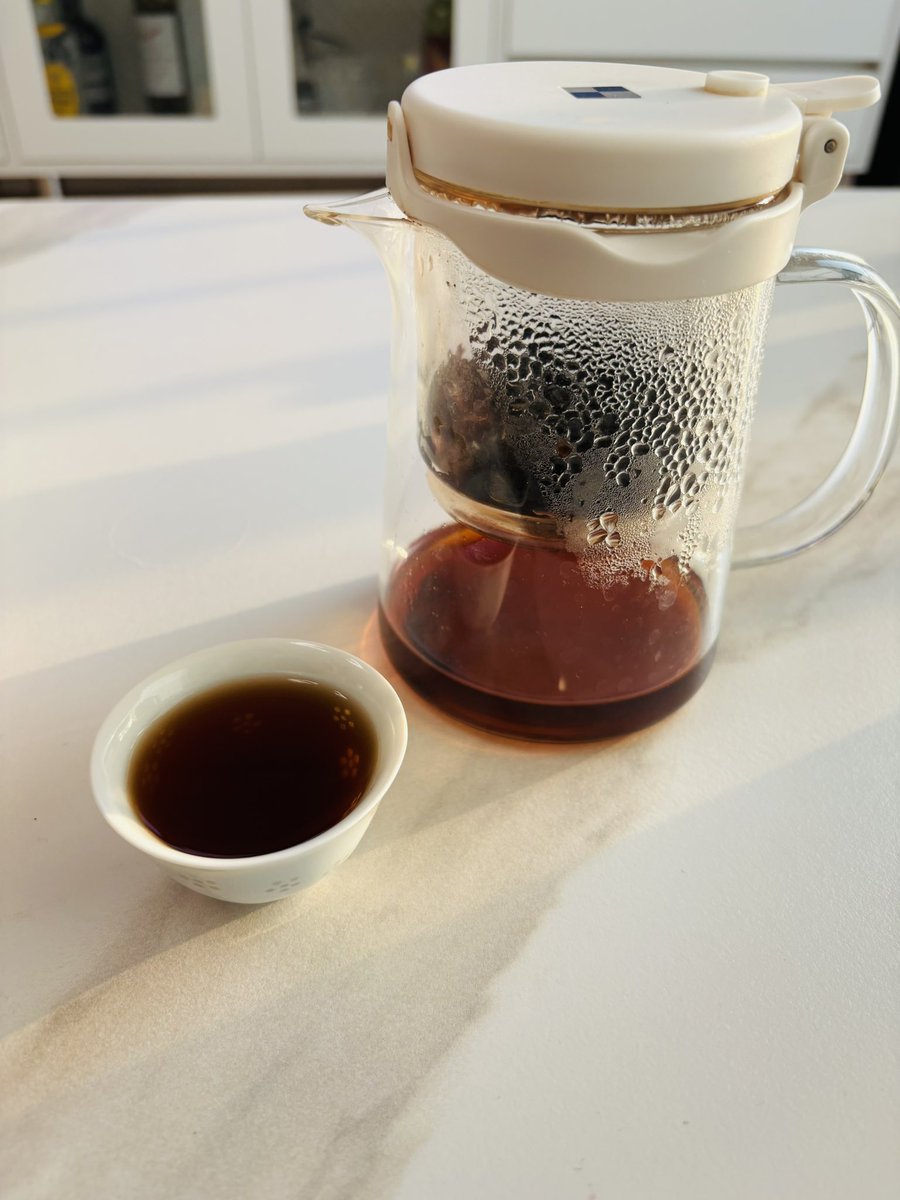 Hey_Yum__'s tweet photo. 피곤해서 기록 못하다가 오랜만에 기록. 구멍뽕뽕잔에 찹쌀향보이차~ 과일이랑 엄청 잘어울렸고 과자랑은 그냥 그랬다. 이 차는 200ml 3번이 마지노선인듯 https://t.co/tSYIvz0GzI