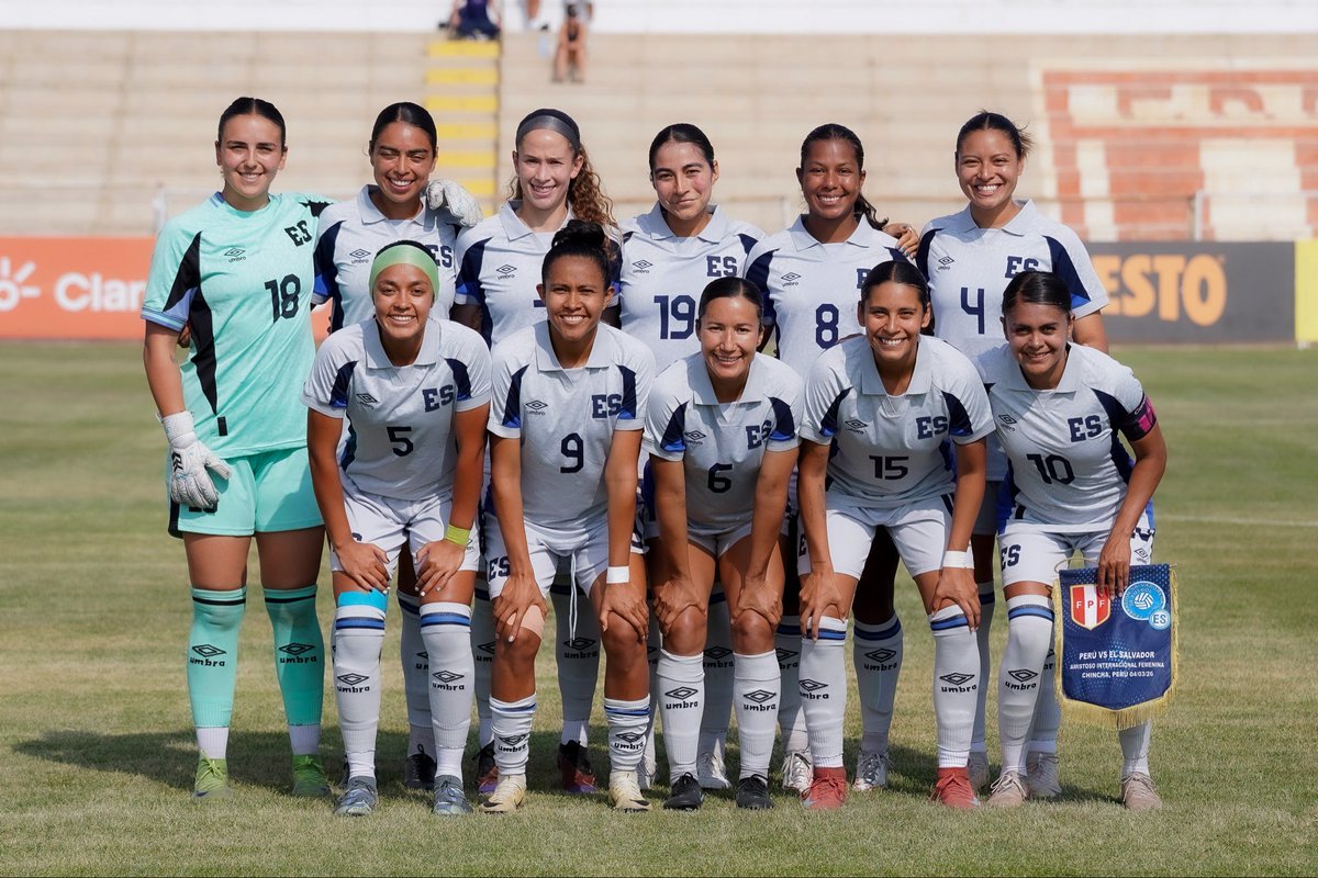KarstenRivasKRG's tweet photo. GRANDE mi Selección Femenina de El Salvador. ⚽🇸🇻
Después de aplastar 13-0 a Barbados en eliminatoria mundialista, viajan a Perú y vuelven a dar un golpe de autoridad: 4-0 sobre las incas, además con diferentes goleadoras.
17 goles en apenas 2 partidos y en solo 4 días.
Un equipo que juega con intensidad, convicción y hambre de seguir creciendo.
Este grupo no solo gana, ilusiona.
Porque cuando hay trabajo, talento y valentía, el fútbol también puede ser una fiesta para El Salvador.
la Selecta femenina quiere respeto… y lo está ganando a puro gol.
Hashtags:
#SelectaFemenina 🇸🇻
#ElSalvador
#OrgulloCuscatleco
#FutbolFemenino