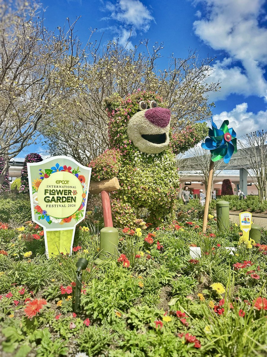 TuckBeck's tweet image. I am absolutely OBSESSED with the Lotso from Toy Story Topiary, that you can find at Disney’s Flower and Garden Festival at Epcot right now!!! 😍😍😍
.
#DisneyBlogger #FlowerAndGardenFestival
#EpcotFlowerAndGardenFestival #Epcot
#Lotso #ToyStory #WaltDisneyWorld