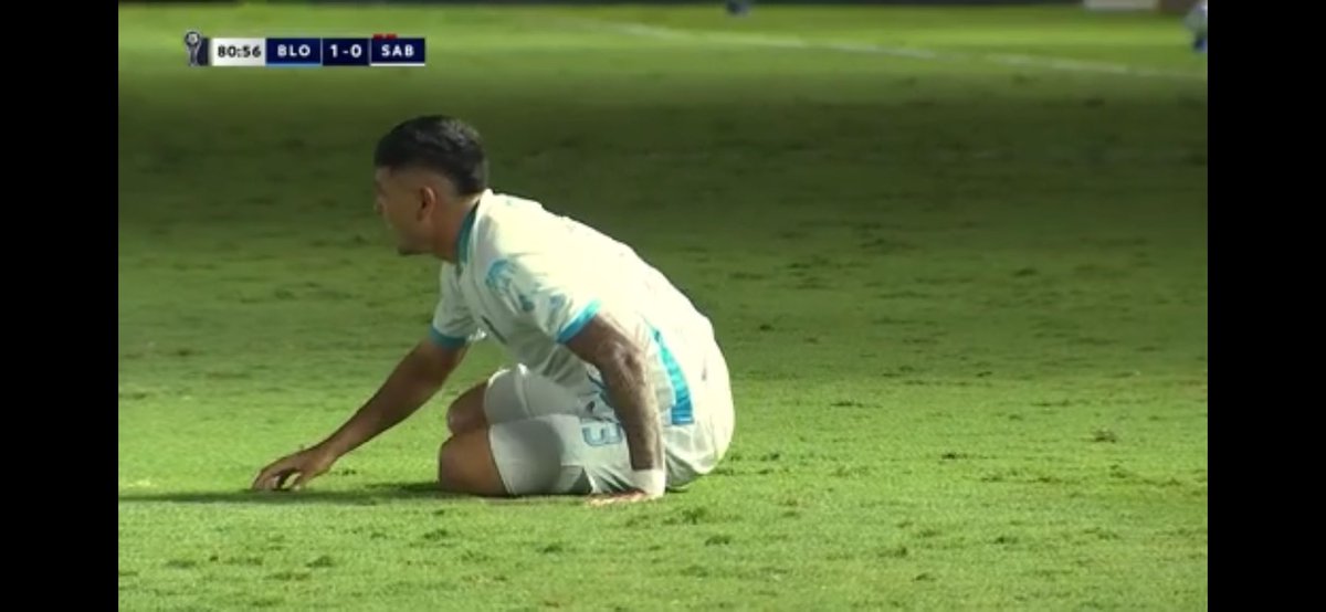 Javser77's tweet photo. Me pregunto, cómo en Bolivia aprueban esas luminarias para jugar el partido de Sudamericana entre Bloooming y San Antonio @Sudamericana @magicafmecuador @DCuencaOficial https://t.co/tICYqsoyn3