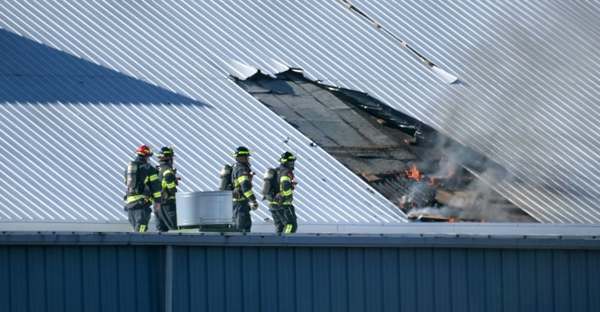 DaveJ_Tribune's tweet photo. Photos: Welland firefighters tackle flames at former Energex building https://t.co/scuXVy7397 @WellandFire @WPFFA_481 @PCPFFA_L2307 #PelhamFireDepartment @NiagaraEMS https://t.co/ORXT7tVQ8b
