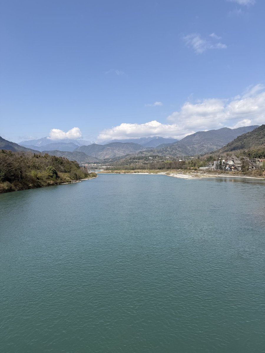 peterfe99452877's tweet photo. 今天參觀偉大的水利工程-都江堰，建於2000多年前由李冰父子修建。
而是無壩引水的智慧水利系統，列為世界文化遺產。透過四六分流，二八分沙的設計
，讓岷江水灌溉成都平原，法國總統馬克宏近期曾訪都江堰，才興起一探究竟的想法，覽畢後更贊嘆古人的智慧。#都江堰 #秦堰樓 #魚嘴 #飛沙堰 #寶瓶口 #離堆 https://t.co/64q6AJb1Yg