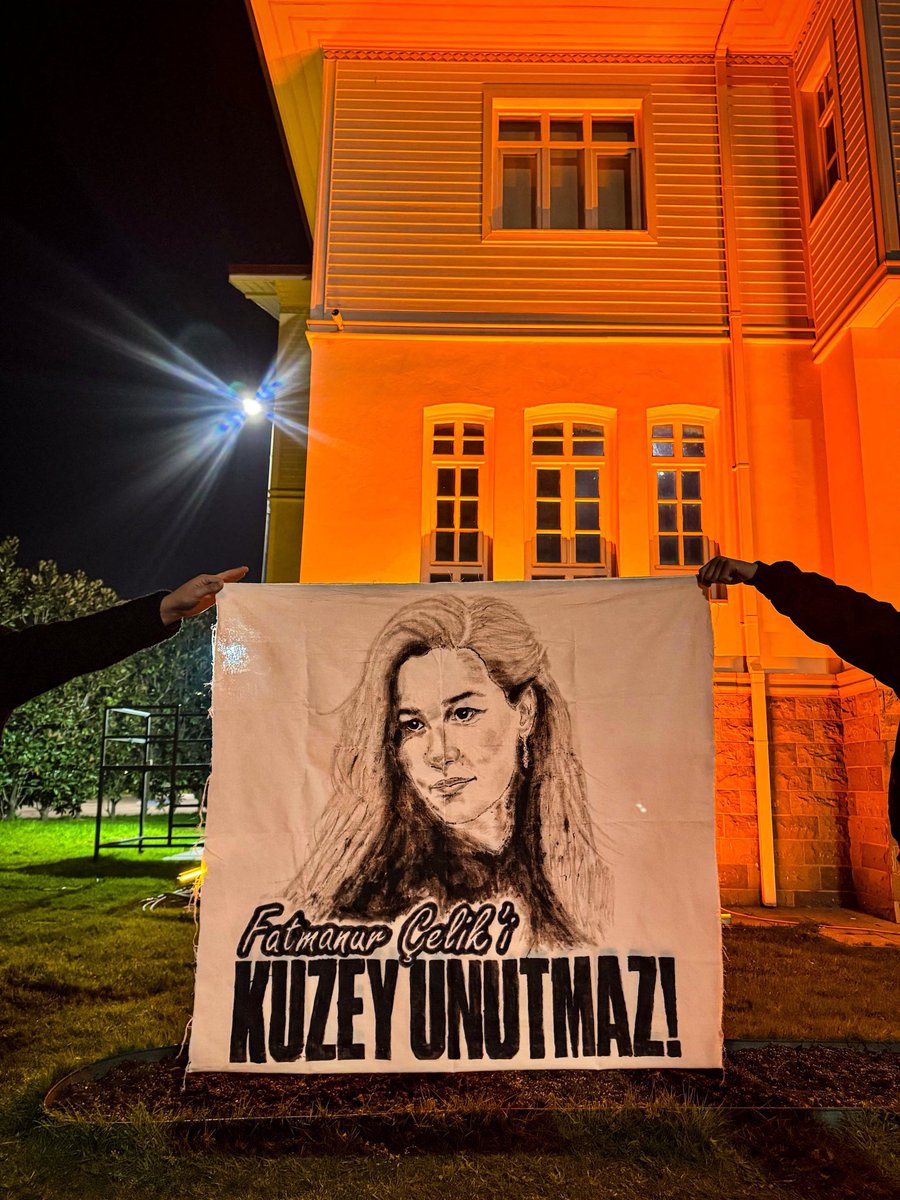 UltrasTurkish's tweet photo. 17 yaşında bir genç, eline kalem yerine bıçak aldı. Bir öğretmeni toprağa, bir okulu sessizliğe, bir ülkeyi utanca gömdü…

Trabzonspor taraftarı, Fatmanur Çelik'i unutmadı! https://t.co/IeStnV00yy