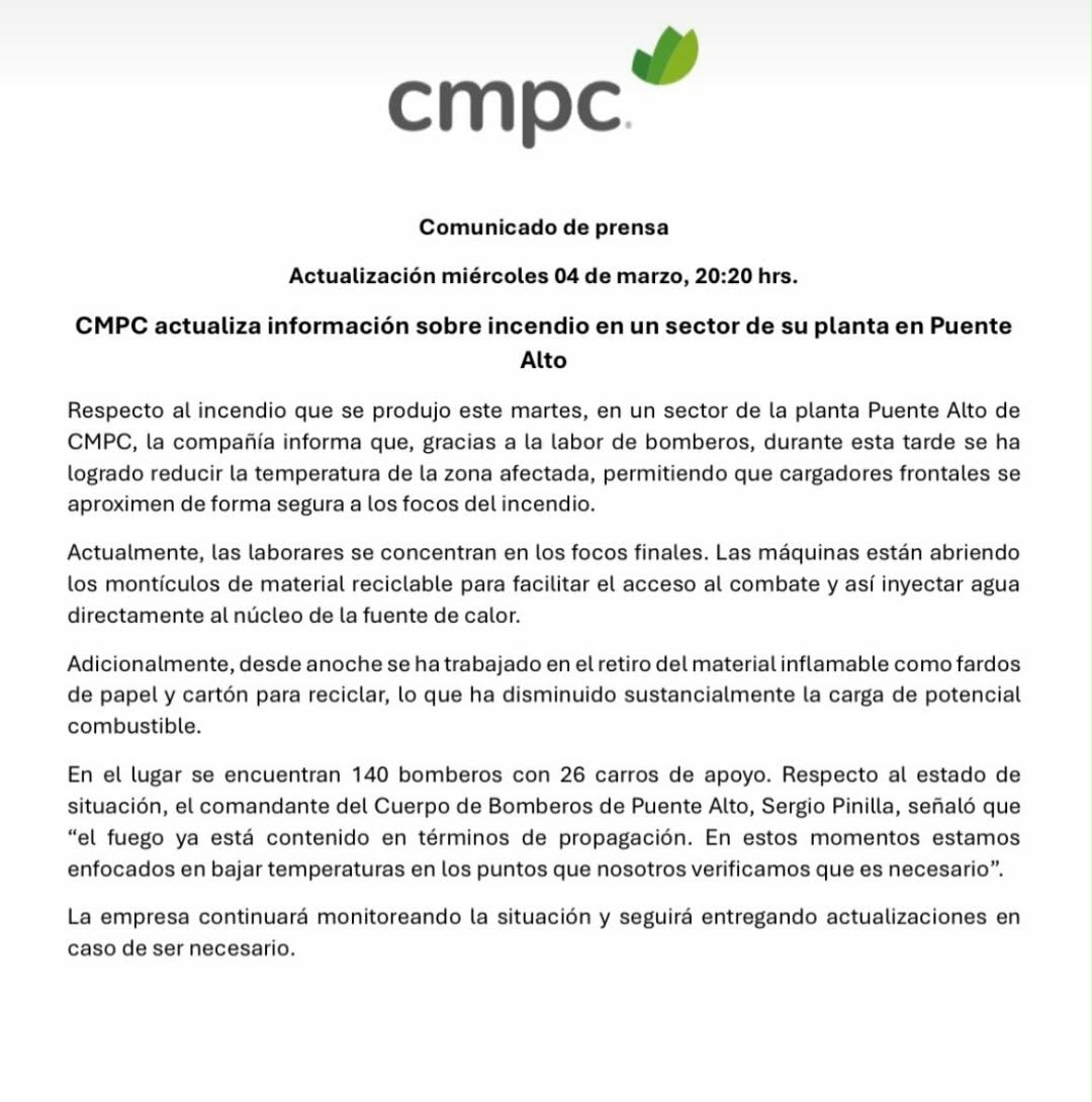 🔴#PuenteAlto| "Las labores se concentran en los focos finales": CMPC actualiza situación de incendio. El fuego está contenido y maquinaria accedió a la zona para abrir los montículos de material reciclabe y así poder inyectar agua al núcleo de la fuente calórica.