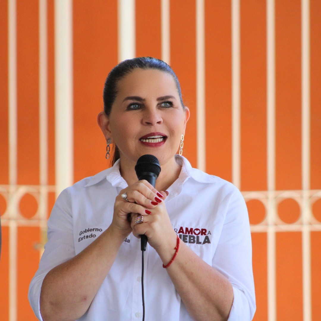 NormaLayon's tweet photo. Las sonrisas de nuestras niñas y niños nos inspiran a seguir trabajando. En la Primaria Gregorio Torres Quintero de San Matías Tlalancaleca, bajo el liderazgo de nuestro gobernador @armentapuebla_, y con el compromiso del delegado de la CORDE, @RHuallpara, junto al delegado de Gobernación, @Gerasanchezagui, entregamos pintura e impermeabilizante que fortalecen la infraestructura escolar.

Porque cada acción refleja que #PensarEnGrande es garantizar espacios dignos para el futuro de Puebla.