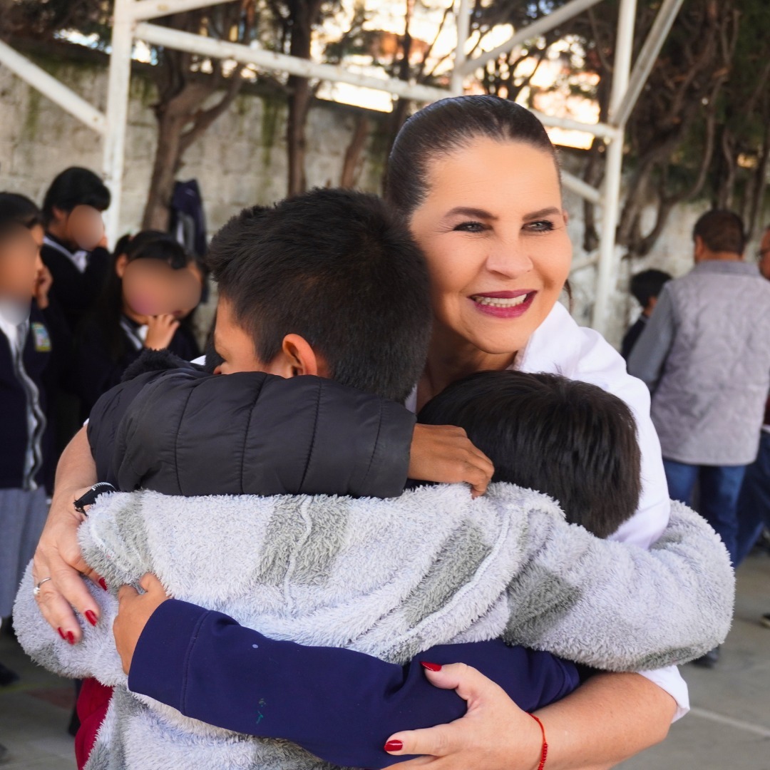 NormaLayon's tweet photo. Las sonrisas de nuestras niñas y niños nos inspiran a seguir trabajando. En la Primaria Gregorio Torres Quintero de San Matías Tlalancaleca, bajo el liderazgo de nuestro gobernador @armentapuebla_, y con el compromiso del delegado de la CORDE, @RHuallpara, junto al delegado de Gobernación, @Gerasanchezagui, entregamos pintura e impermeabilizante que fortalecen la infraestructura escolar.

Porque cada acción refleja que #PensarEnGrande es garantizar espacios dignos para el futuro de Puebla.