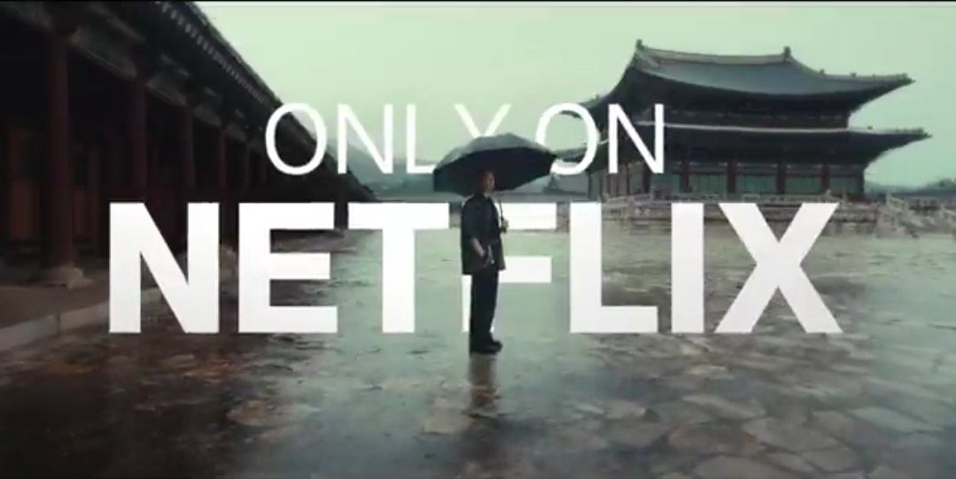 넷플릭스 끼니까 다르긴 하다
영상보다가 여기서 감탄함

이거 비오는 날 경복궁 근정전인데
여기 바닥이 기울어서 물이 예쁘게 흐리기도 하고
과학적으로 배수가 잘된 구조기도 하고 언젠가 유홍준 관장님이 말한 근정전 얼짱필승각도임