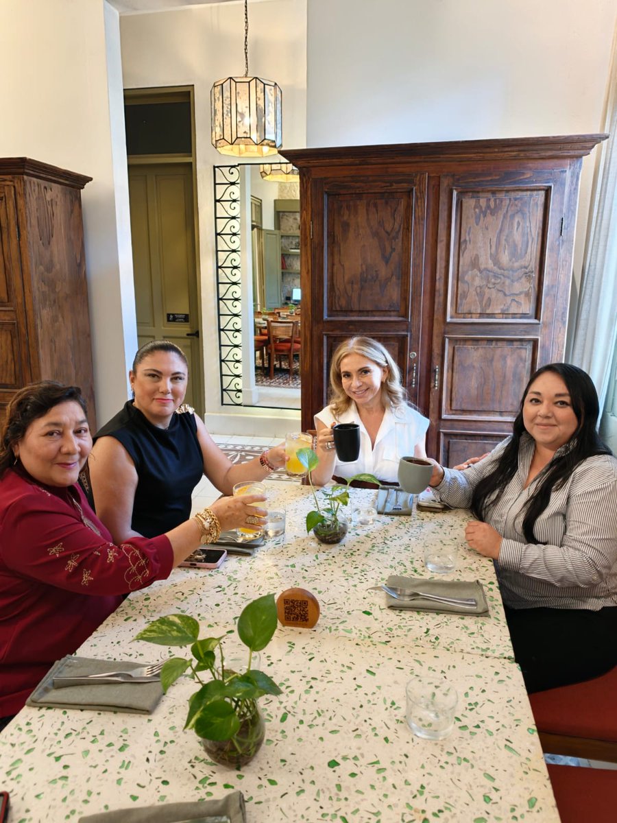 Cuando las mujeres nos encontramos, siempre surgen buenas historias.

Sara, Margarita y Karla participaron en la dinámica para el concierto de Shakira. Aunque no obtuvieron el primer lugar, les dije que les invitaba un café para platicar y conocernos. Pasamos una tarde padrísima,