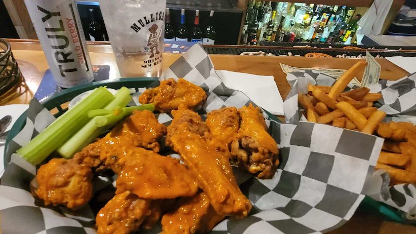 Mulligans Shore Bar tweet media