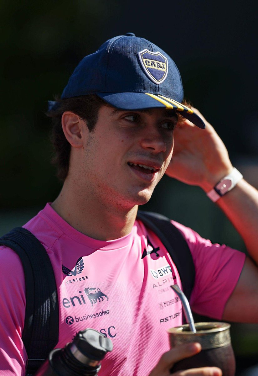 Colapinto llega al paddock con una gorra de Boca y el Ruso Ascacibar mete un golazo

MÍSTICA