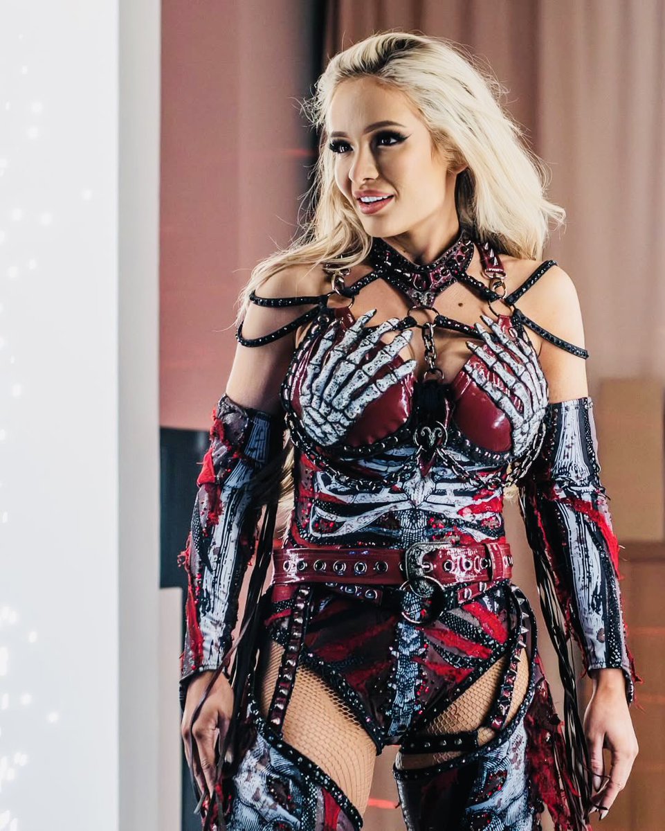 wrestlings smokeshow. | not @/lady_scarlett13. tweet media
