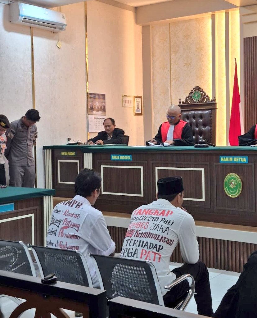 Baju yang dikenakan Mas botok dan pak teguh disidang vonis di PN Pati

Coba dibaca lur Tangkap siapa itu?