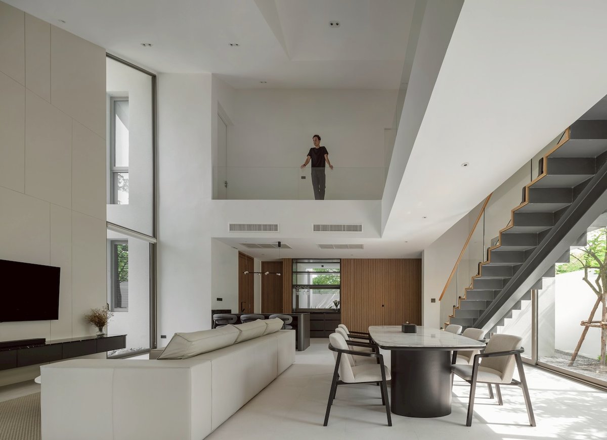 Architizer's tweet photo. Designed for privacy on a busy corner site, this house turns its windows toward three internal gardens rather than the street. Two gabled volumes are linked by a concrete canopy set on a 17-degree Feng Shui axis.

📍Bangkok, Thailand
Project by: poonsook architects co., ltd.
Details: https://t.co/cdvkavbCAh