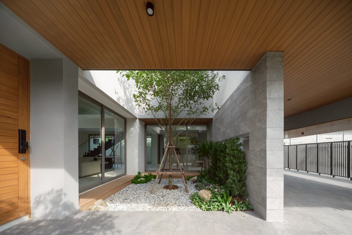 Architizer's tweet photo. Designed for privacy on a busy corner site, this house turns its windows toward three internal gardens rather than the street. Two gabled volumes are linked by a concrete canopy set on a 17-degree Feng Shui axis.

📍Bangkok, Thailand
Project by: poonsook architects co., ltd.
Details: https://t.co/cdvkavbCAh