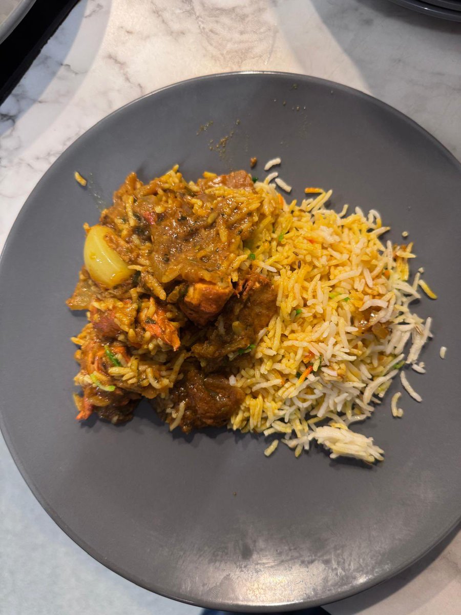 thechocolaterun's tweet photo. Our amazing Pink Team hosted last Sunday’s Drop-In, serving guests with a delicious Chicken Curry/Rice donated by our loyal friend Mo from @GardenOfIndia followed by Pancakes, Peaches &amp; Whipped Cream, donated by the Berecroft Residents Association - what a TREAT! https://t.co/DmXdIPZzAs