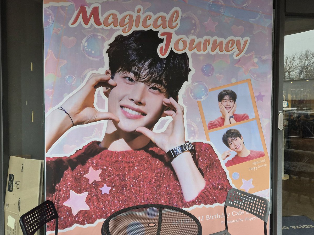 astro_aroha5's tweet photo. 🧡명준이 생일카페투어 🧡
📍이디야커피 청담역점
들어가자마자 들리는 아스트로 노래💜
전체특전 받고 쿠쿠랑 인증샷 찍기😍
명준이 생일이기도 하지만 오늘 제가 아로하 된지 10주년이라 행복하게 하루를 시작 했어요🥰

#주니랑_함께_행복여행
#엠제이 #MJ #김명준 #아스트로 #ASTRO https://t.co/lmrcgLAe2h