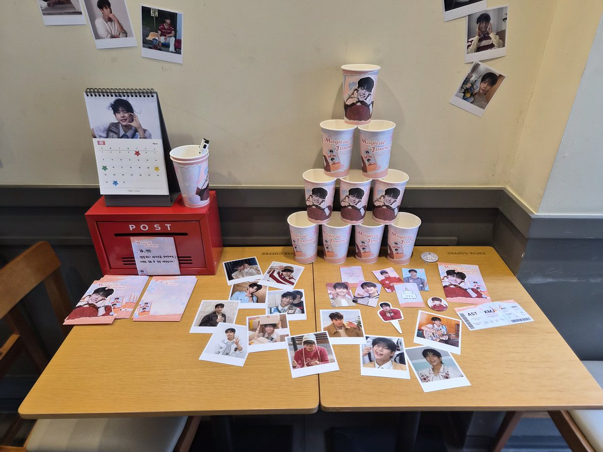 astro_aroha5's tweet photo. 🧡명준이 생일카페투어 🧡
📍이디야커피 청담역점
들어가자마자 들리는 아스트로 노래💜
전체특전 받고 쿠쿠랑 인증샷 찍기😍
명준이 생일이기도 하지만 오늘 제가 아로하 된지 10주년이라 행복하게 하루를 시작 했어요🥰

#주니랑_함께_행복여행
#엠제이 #MJ #김명준 #아스트로 #ASTRO https://t.co/lmrcgLAe2h