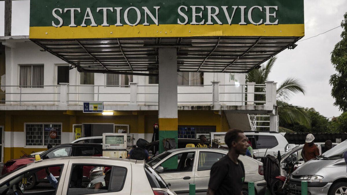 RFI's tweet photo. Comores: à Moroni, les inquiétudes grandissent autour de la disponibilité du carburant
➡️ https://t.co/Gcxc1i9trL https://t.co/ZQjag9A1Je