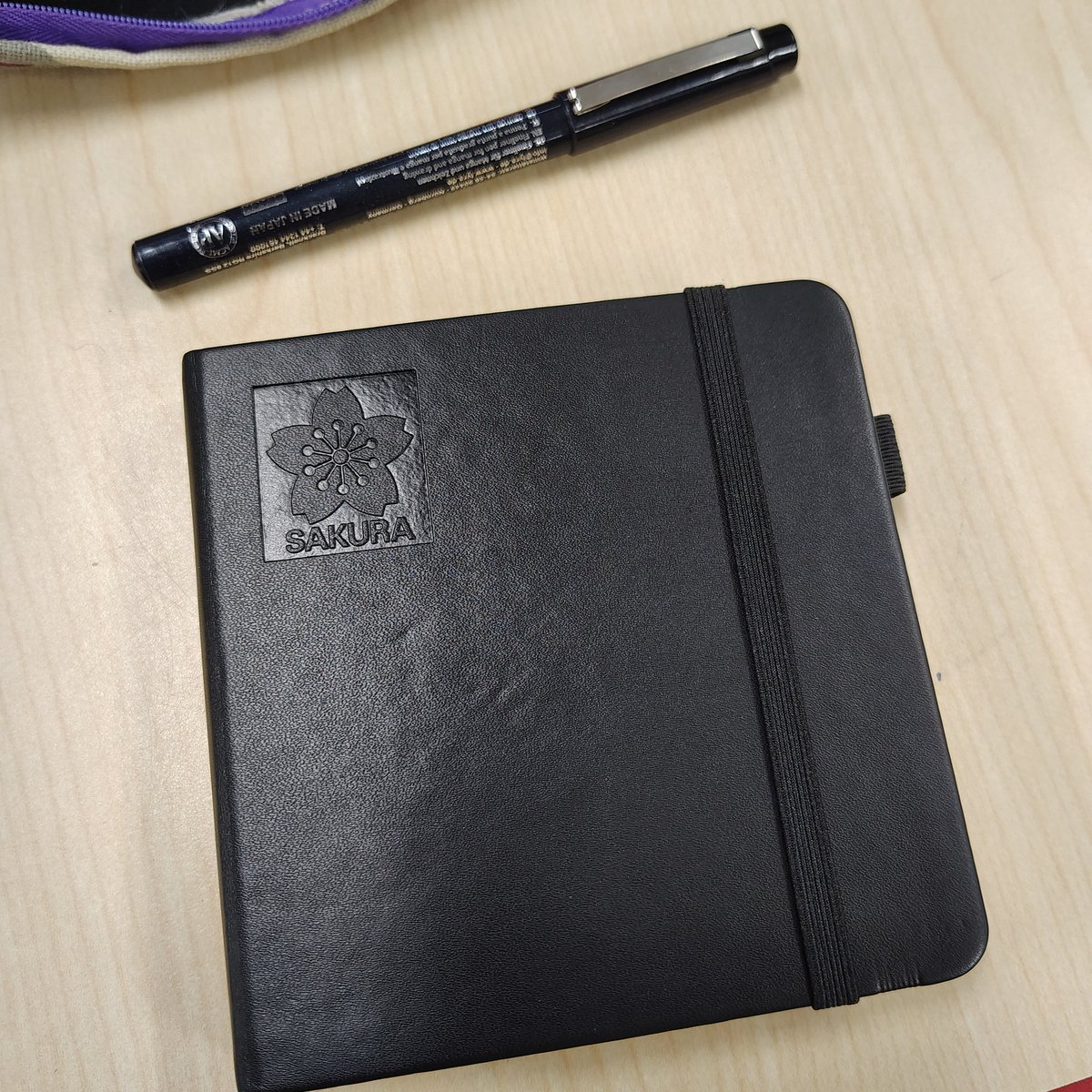 Mild_R3d's tweet photo. Me compré un sketchbook (OTRA VEZ) para bocetear de ratitos. 

E hice lo propio, hacer la primera página.

#ResidentEvil #ResidentEvilRequiem #LeonScottKennedy #rkgk https://t.co/Tjjuz6exN9