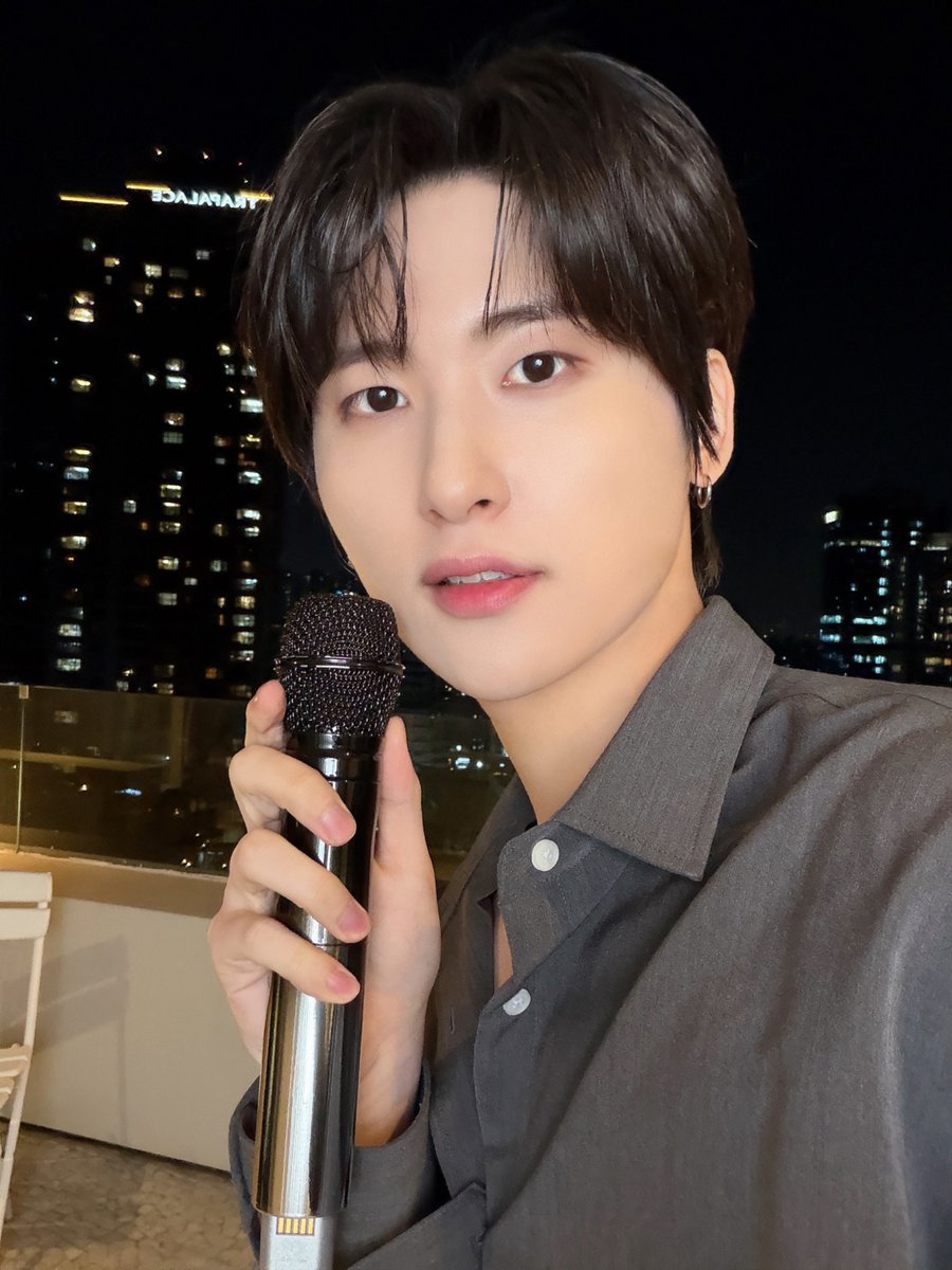 [📸]
WOOBIN 우빈 '어제의 너, 오늘의 나' Cover
⠀
어제의 러비티에게 갈 수 있다면
그저 말없이 꽉 안아줄 거야🫂
고마워 러비티🐾🖤
⠀
#CRAVITY #크래비티
#우빈 #WOOBIN
#C_Plus