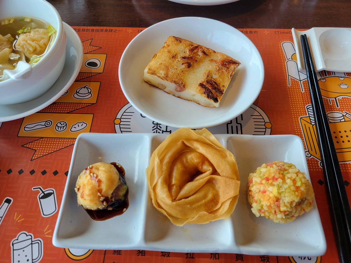 kojikakojika48's tweet photo. ママ友と受験おつかれさまランチ☀️🍴久しぶりの阪急32番街。美味しい飲茶と綺麗な景色でこの1年間の疲れが吹き飛ぶー☺
帰りにルクアで開催されてるバニラコのポップアップへ。ジョンハン美しい✨
#DimDimSum
#BANILACO
#ジョンハン https://t.co/Icso94xCkQ