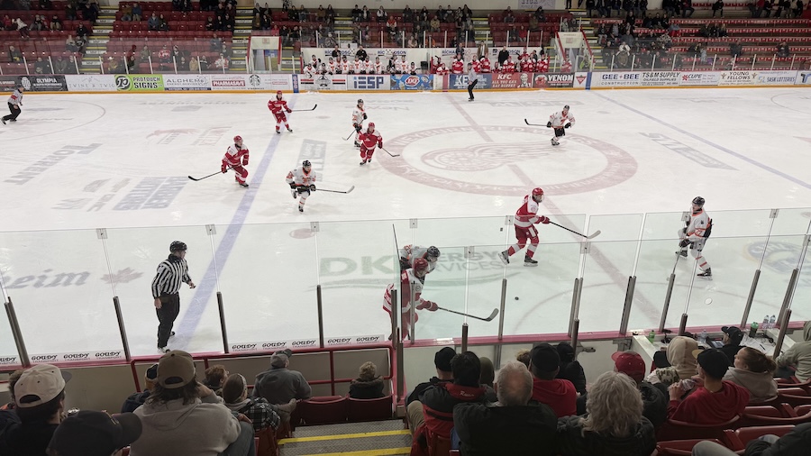 🪧#SJHLRECAP | Rylan Pearce sniped home the winner on a Weyburn power play with 5:45 remaining in regulation, and the Red Wings downed the Yorkton Terriers 4-2 on Wednesday.

Recap - sjhl.ca/pearce-rocha-l…

Highlights, presented by Chevrolet, to come tomorrow.