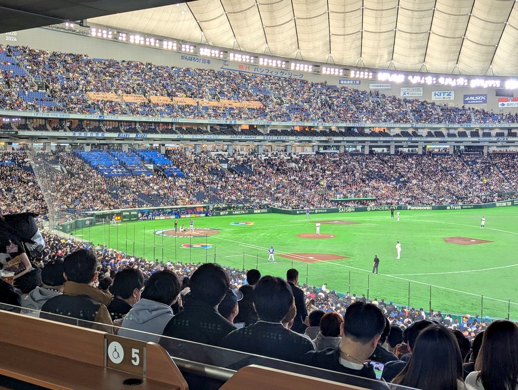 J_football_xxx's tweet photo. WBC開幕戦(台湾-オーストラリア)現地体感

台湾人94%、日本人5%、オーストラリア人1%

こんな感じ。今更だけどWBCはちゃんと国際大会に育ったんだな。台湾人はあまりお酒を飲まないのでビールの売り子が暇そう。 https://t.co/rrgIw4KzZl