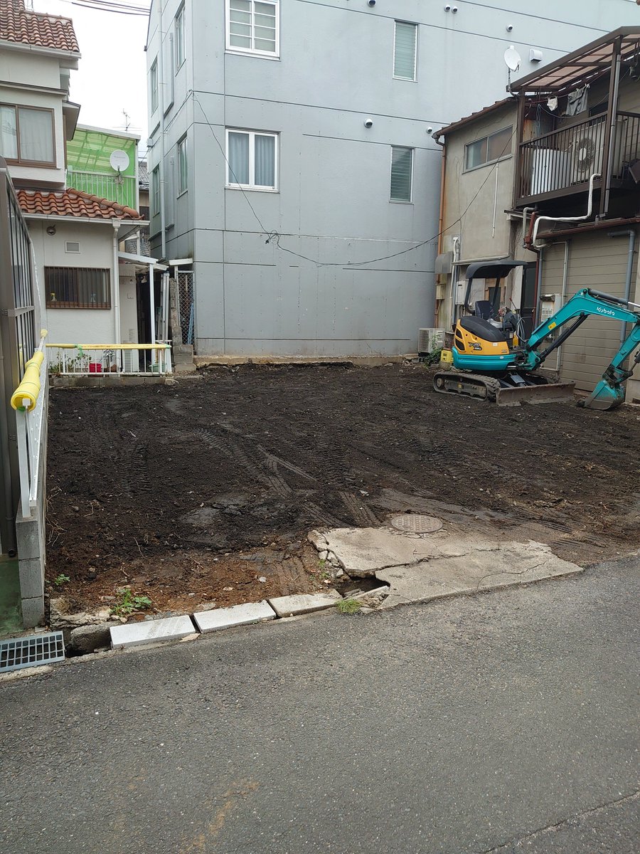 kafka1976's tweet photo. 解体工事⑪
躯体構造材が全てなくなりました。重機を使っての基礎の撤去も問題なく完了。解体工事の懸念である埋設物もありませんでした。この後、新築工事に進みます。古家解体から新築１式工事まで全て段取り出来る事に大工として誇りに感じます。施主指名なので新築は私が叩きます😊
＃新築
＃大工 https://t.co/fwOV1qv3dG
