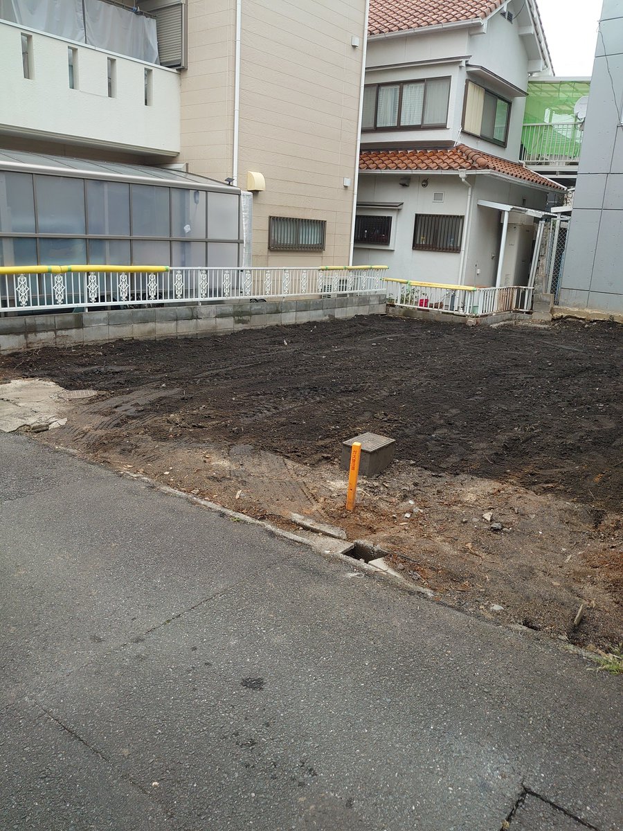 kafka1976's tweet photo. 解体工事⑪
躯体構造材が全てなくなりました。重機を使っての基礎の撤去も問題なく完了。解体工事の懸念である埋設物もありませんでした。この後、新築工事に進みます。古家解体から新築１式工事まで全て段取り出来る事に大工として誇りに感じます。施主指名なので新築は私が叩きます😊
＃新築
＃大工 https://t.co/fwOV1qv3dG