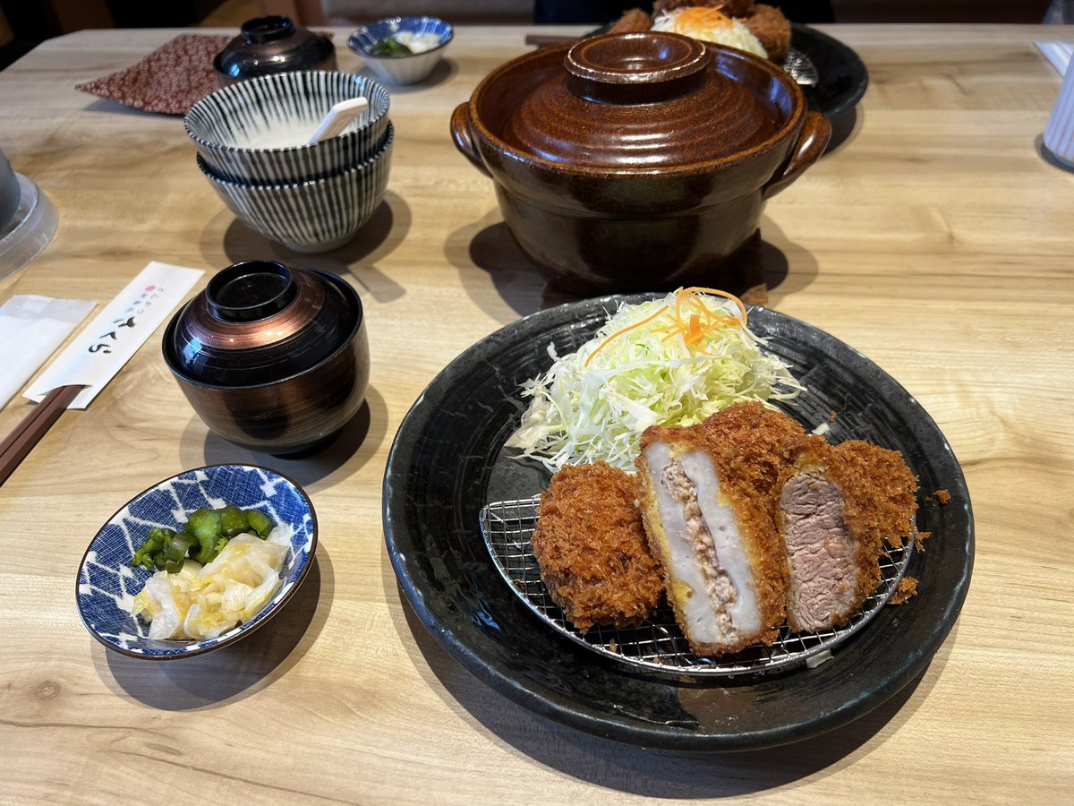 taka__ak19's tweet photo. ランチで訪問！😎
ご飯・しじみの味噌汁・キャベツ
おかわり自由…

#とんかつ神楽坂さくら https://t.co/MoVaaqbSvO