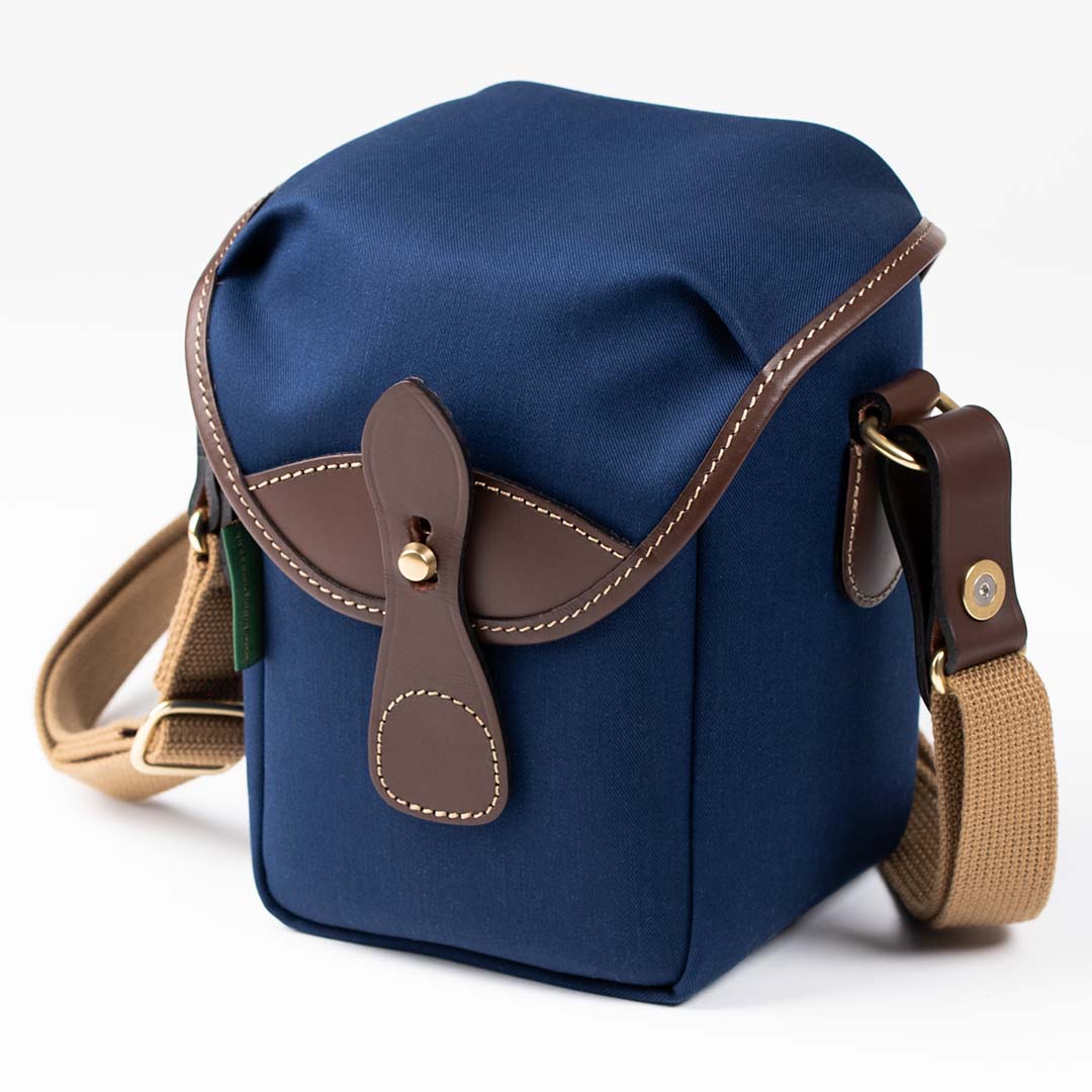 重さ470g。
ビリンガムで最も小さなカメラバッグの72は、
日常使いの愛機を持ち出すのにぴったりなサイズ感。

収納部4面は厚手パッドを重ねて縫い込み、
底部に約30mmの超厚手パッド、
そしてパッド入り内蓋を配置しあらゆる角度からの衝撃からカメラを守る構造です。
oriental-hobbies.com/fs/camera/c/72