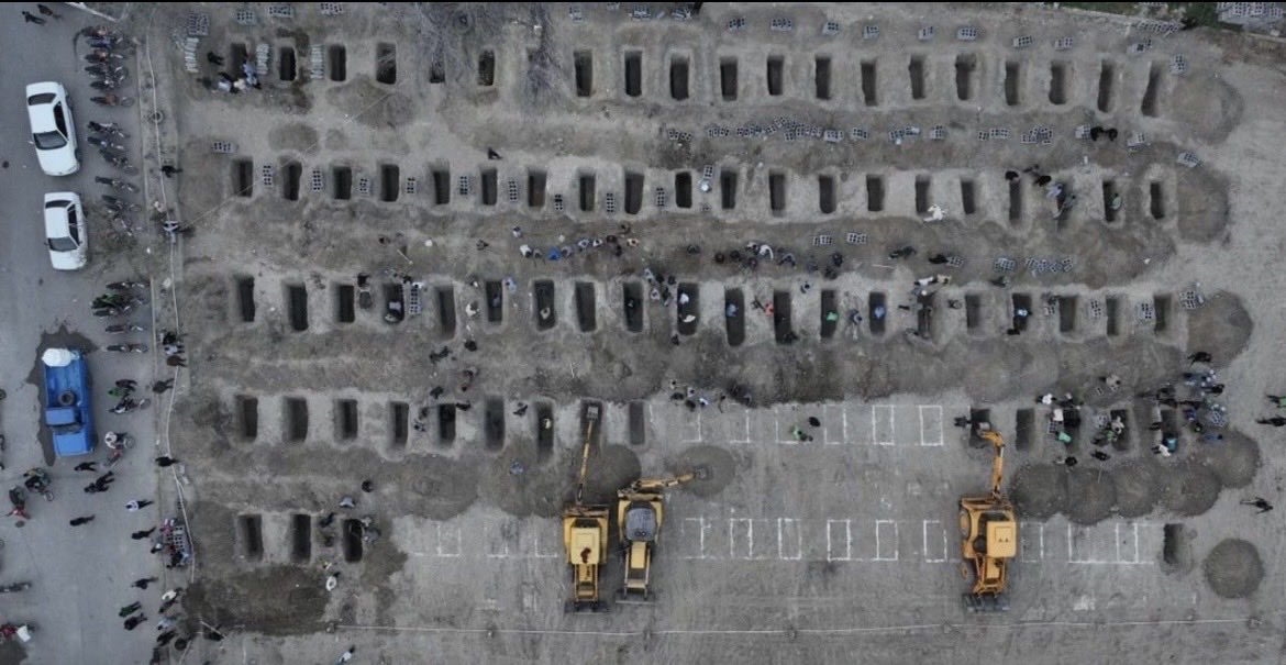 160 minik çocuk henüz daha yaşları 7 ila 12 arası bu minik yavruların suçu neydi?

Belkide oyun oynamak için zilin çalmasını bekliyorlardı ve aşağılık katillerin attığı bombalar onların duydukları son zil oldu…!

The Guardian;
“Binanın okul olduğu uydu görüntülerinden belliydi”