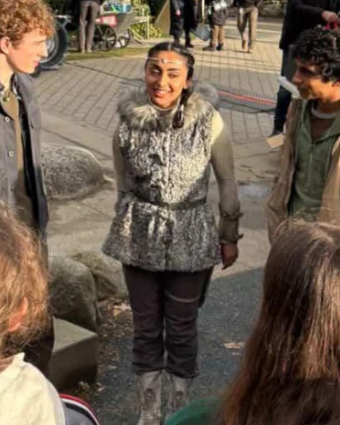 everything about zoë’s costume is perfect she genuinely looks like she fell out of the book