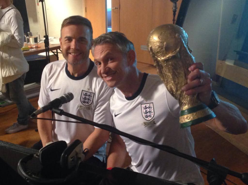 TakeThatFanBase's tweet photo. #throwback #FBmemory #⚽️⚽️⚽️ #lookatus @GaryBarlow #flashback #GaryL
#12yearsago
https://t.co/Jv7UVcsb45 https://t.co/rKNJq6EoUt