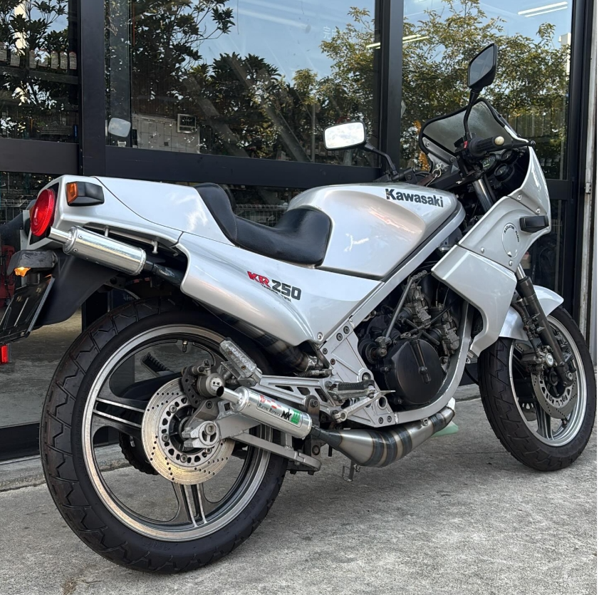 loony5140's tweet image. KR250にルーニーチャンバー装着。
この時代の2ストは、音もフィーリングもやっぱり特別。

見た目の存在感もいいけど、回した時の気持ちよさが格別ですね^_^

#KR250 #Kawasaki #2st #ルーニーチャンバー #旧車バイク